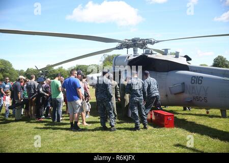 Besucher tour Eine MH-60S Seahawk am Eisenhower Park, N.Y., bei der Fleet Week New York 2017, 27. Mai 2017. Marines, Matrosen und Küstenwache sind in New York mit der Öffentlichkeit zu kommunizieren, sich Fähigkeiten demonstrieren und die Leute von New York über America's Meer Dienstleistungen unterrichten. Stockfoto