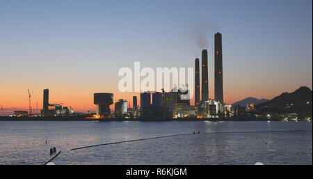 Power Station in Lamma Insel bei Sonnenuntergang Stockfoto