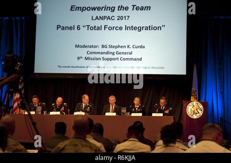 Gesamtkraft Integration Panel auf der AUSA LANPAC Symposium & Ausstellung im Sheraton Waikiki. Von links: Major General Rob Roy Mackenzie, Stabschef der Army Reserve, kanadische Armee. Generalmajor Christopher G. Cavoli, Kommandierender General, 25. Infanteriedivision. Major General William R. Burks, Generaladjutant, Nevada National Guard. Stephen D. Austin Assistant Chief von der Army Reserve. Major General Leslie A. Purser, Special Assistant Secretary Of The Army (Manpower und Reserve-Angelegenheiten). Major General Stephen K. Curda, Kommandierender General, 9. Mission Support Command. Stockfoto