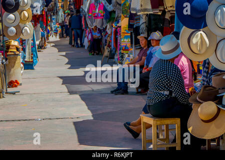 OTAVALO, Ecuador, November 06, 2018: Im freien Ausblick auf die Straße Markt mit typischen Kleidung von Otavalo Otavalo in Ecuador Stockfoto