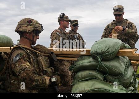 Us-Armee Oberstleutnant Eugene Ferris, (Mitte) Commander 1 Battalion, 506Th Infantry Regiment, 1st Brigade Combat Team, Luftlandedivision beobachtet das Leben Fire Übung während der Vereinigten Accord 2017 Bundase Ausbildungslager, Bundase, Ghana, 26. Mai 2017. United Accord (ehemals westlichen Accord) 2017 ist eine jährliche, kombiniert, gemeinsame militärische Übung, regionale Beziehungen, erhöht die Kapazität fördert, Züge USA und Westliche afrikanischen Streitkräfte, und ermutigt Cross Training und Interoperabilität. Stockfoto