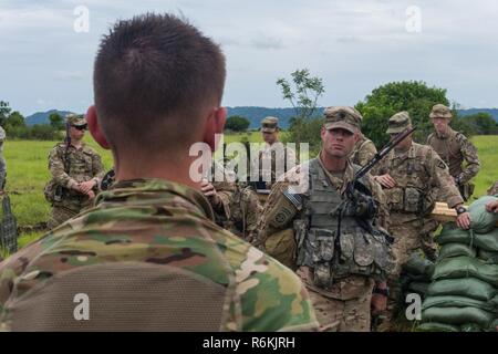 Us-Armee Oberstleutnant Eugene Ferris, (Mitte) Commander 1 Battalion, 506Th Infantry Regiment, 1st Brigade Combat Team, Luftlandedivision Gespräche mit seinen Soldaten während United Accord 2017 Bundase Ausbildungslager, Bundase, Ghana, 26. Mai 2017. United Accord (ehemals westlichen Accord) 2017 ist eine jährliche, kombiniert, gemeinsame militärische Übung, regionale Beziehungen, erhöht die Kapazität fördert, Züge USA und Westliche afrikanischen Streitkräfte, und ermutigt Cross Training und Interoperabilität. Stockfoto