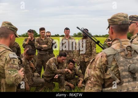 Us-Armee Oberstleutnant Eugene Ferris, Kommandant der 1. Battalion, 506Th Infantry Regiment, 1st Brigade Combat Team, Luftlandedivision erhält ein Debriefing nach der Live Fire Übung während der Vereinigten Accord 2017 Bundase Ausbildungslager, Bundase, Ghana, 26. Mai 2017. United Accord (ehemals westlichen Accord) 2017 ist eine jährliche, kombiniert, gemeinsame militärische Übung, regionale Beziehungen, erhöht die Kapazität fördert, Züge USA und Westliche afrikanischen Streitkräfte, und ermutigt Cross Training und Interoperabilität. Stockfoto