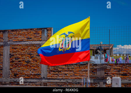 OTAVALO, Ecuador, November 06, 2018: Die ecuadorianischen Flaggen schwenkten in einem wunderschönen sonnigen Tag in Otavalo Ecuador Stockfoto