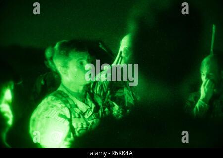 Us-Armee Oberstleutnant Eugene Ferris, Kommandant der 1. Battalion, 506Th Infantry Regiment, 1st, Brigade Combat Team, Luftlandedivision führt ein Debriefing nach einer Nacht Live Fire Übung während der Vereinigten Accord 2017 Bundase Ausbildungslager, Bundase, Ghana, 26. Mai 2017. United Accord (ehemals westlichen Accord) 2017 ist eine jährliche, kombiniert, gemeinsame militärische Übung, regionale Beziehungen, erhöht die Kapazität fördert, Züge USA und Westliche afrikanischen Streitkräfte, und ermutigt Cross Training und Interoperabilität. Stockfoto