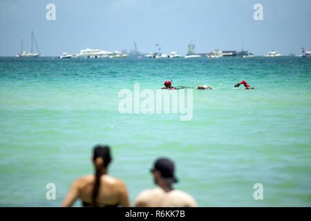 Drei Pararescuemen aus dem 920th Flügel der Rettung aus Patrick Air Force Base, Florida, Schwimmen zum Ufer nach dem Sprung aus einem HH - 60 G Pave Hawk während der nationalen Salute Amerikas Helden Luft und Meer zeigen, 27. Mai 2017, in Miami Beach, Florida Spitzengruppe US militärische Mittel versammelten sich in Miami, Luftüberlegenheit zu präsentieren, während diejenigen, die das ultimative Opfer am Memorial Day Wochenende gemacht haben zu Ehren. 920th Rescue Wing, der Air Force Reserve nur Rettung Flügel, titelte die Airshow Demonstration Combat Search and Rescue-Funktionen, durch die Zusammenarbeit mit einer HC-130P/N gegen König und vier Stockfoto