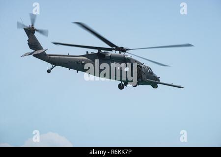 Von der 920th Rescue Flügel aus Patrick Air Force Base, Fla. Aircrew, Fliegen ein HH-60G Pave Hawk Hubschrauber während der Nationalen begrüssen zu Amerikas Helden in der Luft und auf See zeigen, 27. Mai 2017 in Miami Beach, Fla. top tier militärischen US-Vermögenswerte in Miami zu Showcase Luftüberlegenheit montiert beim ehren diejenigen, die das ultimative Opfer während des Memorial Day Wochenende gemacht haben. Die 920Th Rescue Flügel, nur rescue Wing des Air Force Reserve, versah die Airshow demonstrieren gegen-Search-and-Rescue-Funktionen, durch die Zusammenarbeit mit einem HC-130 P/N Kampf gegen König und vier A-10 Thunderbolt II Flugzeuge. Stockfoto