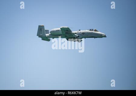 Ein Pilot an Bord eines A-10 Thunderbolt II aus dem 442 d Fighter Wing, aus Whiteman, Mo., fliegt über das Wasser während der Nationalen begrüssen zu Amerikas Helden in der Luft und auf See zeigen, 27. Mai 2017 in Miami Beach, Fla. top tier militärischen US-Vermögenswerte in Miami zu Showcase Luftüberlegenheit montiert beim ehren diejenigen, die das ultimative Opfer während des Memorial Day Wochenende gemacht haben. Die 442 d FW teamed oben mit zwei HH-60G Pave Hawk und einen HC-130 P/N Kampf gegen König Flugzeuge aus der 920th Rescue Flügel und die 129 Rettung Flügel bzw. demonstrieren gegen-Search-and-Rescue-Funktionen. Stockfoto