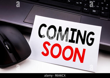 Konzeptionelle Hand schreiben Bildunterschrift Inspiration zeigen, die bald kommen. Business Konzept für im Bau auf haftnotiz Papier auf der schwarzen Tastatur Hintergrund geschrieben. Stockfoto