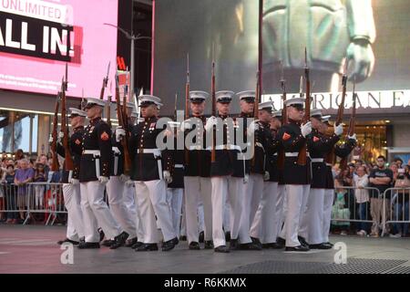 Das US Marine Corps leise Bohren Platoon in Times Square, 27. Mai 2017 Im Rahmen der Fleet Week New York 2017 durchführen. Marines, Matrosen und Küstenwache sind in New York mit der Öffentlichkeit zu kommunizieren, sich Fähigkeiten demonstrieren und die Leute von New York über America's Meer Dienstleistungen unterrichten. Stockfoto