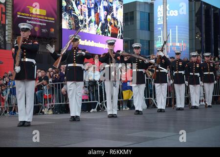 Das US Marine Corps leise Bohren Platoon in Times Square, 27. Mai 2017 Im Rahmen der Fleet Week New York 2017 durchführen. Marines, Matrosen und Küstenwache sind in New York mit der Öffentlichkeit zu kommunizieren, sich Fähigkeiten demonstrieren und die Leute von New York über America's Meer Dienstleistungen unterrichten. Stockfoto