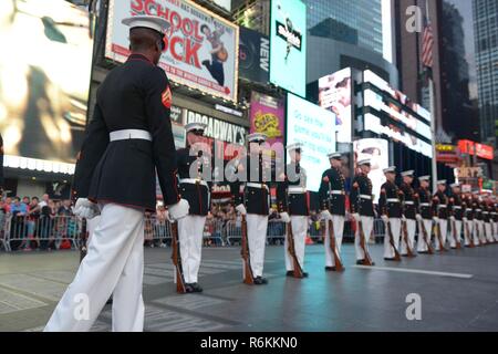 Das US Marine Corps leise Bohren Platoon in Times Square, 27. Mai 2017 Im Rahmen der Fleet Week New York 2017 durchführen. Marines, Matrosen und Küstenwache sind in New York mit der Öffentlichkeit zu kommunizieren, sich Fähigkeiten demonstrieren und die Leute von New York über America's Meer Dienstleistungen unterrichten. Stockfoto