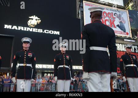 Das US Marine Corps leise Bohren Platoon in Times Square, 27. Mai 2017 Im Rahmen der Fleet Week New York 2017 durchführen. Marines, Matrosen und Küstenwache sind in New York mit der Öffentlichkeit zu kommunizieren, sich Fähigkeiten demonstrieren und die Leute von New York über America's Meer Dienstleistungen unterrichten. Stockfoto
