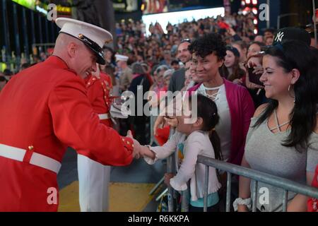 Ein Mitglied der US-Marine Drum & Bugle Corps grüßt ein junger Fan nach der Durchführung in Times Square im Rahmen der Fleet Week New York, 27. Mai 2017. Marines, Matrosen und Küstenwache sind in New York mit der Öffentlichkeit zu kommunizieren, sich Fähigkeiten demonstrieren und die Leute von New York über America's Meer Dienstleistungen unterrichten. Stockfoto