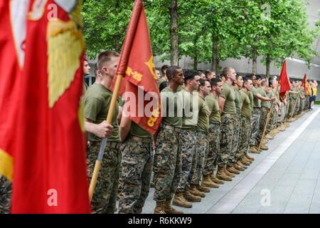 Marines, Matrosen, und Küstenwache stehen in der Ausbildung nach der 2017 Freiheit laufen bei den 9/11-Memorial Plaza in New York, 28. Mai 2017. Service Mitglieder nahmen an dem Lauf das Leben in den Attentaten vom 11. September verloren zu ehren. Stockfoto