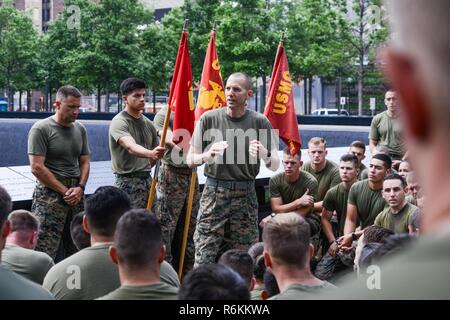Oberst Matthew Reuter, der kommandierende Offizier für besondere Zwecke Marine Air-Ground Task Force New York, spricht mit Marines, Matrosen, und Küstenwache über die Bedeutung der Pflicht, Service, und das Opfer, 28. Mai 2017, am Denkmal 9/11 Plaza in New York. Marines, Matrosen, und Küstenwache nahmen an der 2017 Freiheit führen Sie das Leben in den Attentaten vom 11. September verloren zu ehren. Stockfoto
