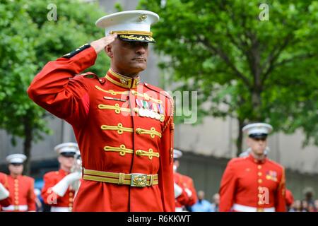 "Der Kommandant", das US Marine Drum & Bugle Corps durchgeführt für eine Masse, die am 9/11 Memorial Plaza in New York nach 2017 Freiheit Laufen, 28. Mai 2017. Marines, Matrosen, und Küstenwache nahmen an der laufen, das Leben in den Attentaten vom 11. September verloren zu ehren. Stockfoto