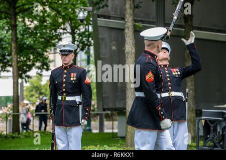 Das Marine Corps leise Bohren Platoon durchgeführt für eine Masse, die am 9/11 Memorial Plaza in New York nach 2017 Freiheit Laufen, 28. Mai 2017. Marines, Matrosen, und Küstenwache nahmen an der laufen, das Leben in den Attentaten vom 11. September verloren zu ehren. Stockfoto