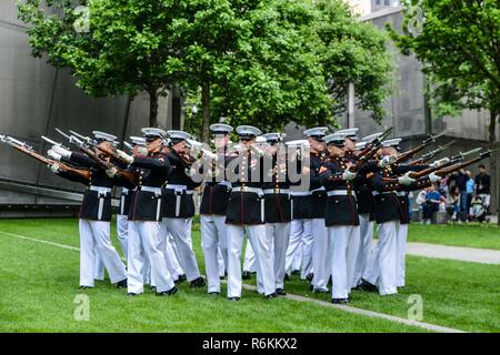 Das Marine Corps leise Bohren Platoon durchgeführt für eine Masse, die am 9/11 Memorial Plaza in New York nach 2017 Freiheit Laufen, 28. Mai 2017. Marines, Matrosen, und Küstenwache nahmen an der laufen, das Leben in den Attentaten vom 11. September verloren zu ehren. Stockfoto
