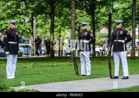 Das Marine Corps leise Bohren Platoon durchgeführt für eine Masse, die am 9/11 Memorial Plaza in New York nach 2017 Freiheit Laufen, 28. Mai 2017. Marines, Matrosen, und Küstenwache nahmen an der laufen, das Leben in den Attentaten vom 11. September verloren zu ehren. Stockfoto