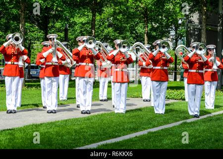 "Der Kommandant", das US Marine Drum & Bugle Corps durchgeführt für eine Masse, die am 9/11 Memorial Plaza in New York nach 2017 Freiheit Laufen, 28. Mai 2017. Marines, Matrosen, und Küstenwache nahmen an der laufen, das Leben in den Attentaten vom 11. September verloren zu ehren. Stockfoto