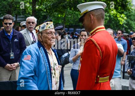Major Christopher Hall (rechts), der kommandierende Offizier der "Kommandant", das US Marine Drum & Bugle Corps, grüßt Johannes Seelie (links), ein US-Army Veteran und Pearl Harbor Überlebenden nach einer Aufführung im 9/11 Memorial Plaza in New York, 28. Mai 2017. Marines, Matrosen, und Küstenwache nahmen an der 2017 Freiheit führen Sie das Leben in den Attentaten vom 11. September verloren zu ehren. Stockfoto