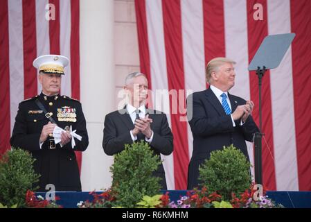 Präsident Donald J. Trumpf, rechts; Verteidigungsminister Jim Mattis, Mitte; und US Marine Corps Gen. Joseph F. Dunford, Jr., Vorsitzender des Generalstabs, applaudieren nach der Nationalhymne während der 149. jährliche Verteidigungsministerium Stockfoto