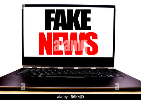 Handschriftlichen Text, gefälschte Nachrichten. Business Konzept schreiben für Hoax Journalismus auf dem vorderen Bildschirm geschrieben, weisser Hintergrund mit Platz office anzeigen. Stockfoto