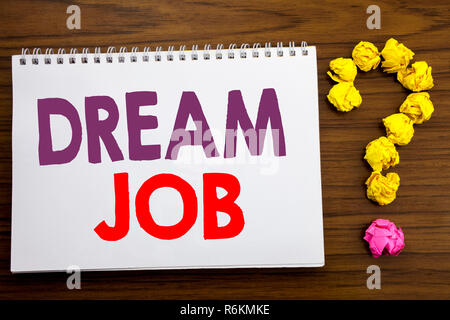 Konzeptionelle Hand schreiben Bildunterschrift Inspiration zeigen Traumjob. Business Konzept für Träumen über Karriere auf notepad Papier auf dem hölzernen Hintergrund mit Fragezeichen geschrieben. Stockfoto