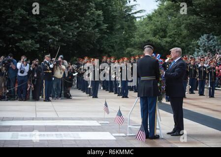 Us-Armee Sgt. 1. Klasse Paul Basso, 3d-Infanterie Regiment (Die Alte Garde) Sgt der Wache, unterstützt Präsident Donald J. Trumpf einen Kranz während der Präsidentschaftswahlen Streitkräfte Ehre Wreath-Laying Zeremonie am Grab des Unbekannten Soldaten auf dem Arlington National Cemetery, 29. Mai 2017. Senior Leadership aus der ganzen DoD gesammelt zu Ehren Amerikas militärische Service Mitglieder gefallen. Stockfoto