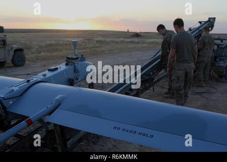 Us-Armee Soldaten, zur Unterstützung von Combined Joint Task Force-Operation inhärenten Lösen bereitgestellt und in die 4. Staffel zugeordnet, 6 Kavallerie Regiments, 16 Combat Aviation Brigade, bereiten Sie eine RQ-7B Shadow Tactical Unmanned Aircraft Systems von qayyarah West Airfield, Irak, 22. Mai 2017 zu starten. Die US-Armee Soldaten ermöglichen die irakischen Sicherheitskräfte durch die Intelligenz Sammlung und Analyse. CJTF-OIR ist die globale Koalition zu besiegen ISIS im Irak und in Syrien. Stockfoto