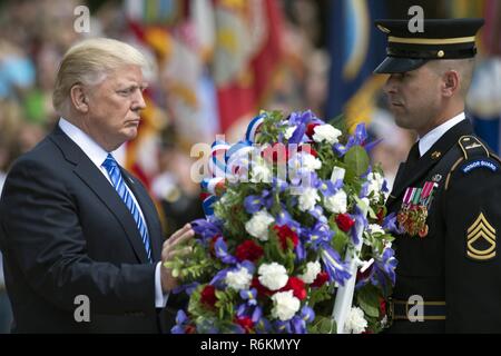 Ein Soldat unterstützt Präsident Donald J. Trumpf mit einer Kranzniederlegung am Grab des Unbekannten in Arlington National Friedhof in Arlington, Virginia, 29. Mai 2017. Stockfoto