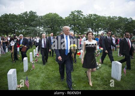 Präsident Donald J. Trumpf Gespräche mit Frau Katharine Kelley, Betriebsleiter, Arlington National Cemetery, in Abschnitt 60 von Arlington National Cemetery, Arlington, Virginia, 29. Mai 2017. Trump früher legte einen Kranz am Grab des Unbekannten Soldaten und sprach auf der Memorial Amphitheater. Stockfoto