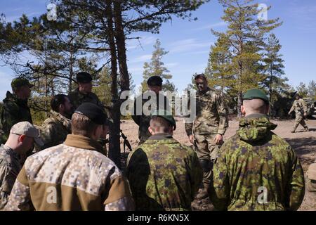 Us Army 1st Lieutenant Blake Hunnewell von Apache Truppe, 1 Staffel, 2. Kavallerie Regiments, spricht über die Ausbildung, die in Pohjankangas, Niinisalo, Finnland, 5. Mai 2017. Die Truppe, neben der finnischen und norwegischen Soldaten, in Pfeil 17, eine jährliche Finnische Ausbildung Übung, verbessert die Interoperabilität und die Fähigkeit der mechanisierten, motorisierten und gepanzerten Einheiten taktische Manöver zusammen teilgenommen. Stockfoto