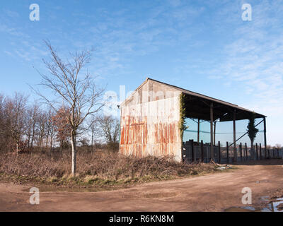 Alter Bauernhof land Kuhstall blue sky Landwirtschaft pen Stockfoto