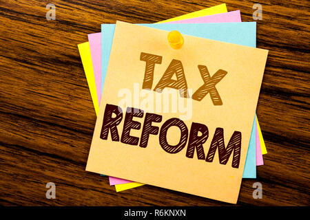 Konzeptionelle Hand schreiben Bildunterschrift Inspiration, die Steuerreform. Business Konzept für Regierung in den Steuern auf haftnotiz Papier auf dem hölzernen Hintergrund geschrieben. Stockfoto