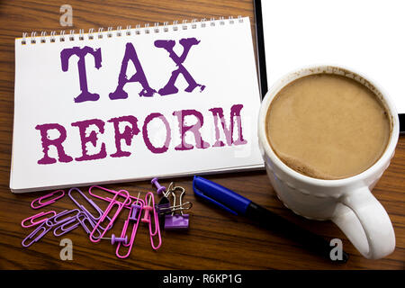 Hand schreiben Bildunterschrift Inspiration, die Steuerreform. Business Konzept für Regierung in den Steuern auf Papier auf dem hölzernen Hintergrund mit Kaffee und Stift geschrieben Stockfoto