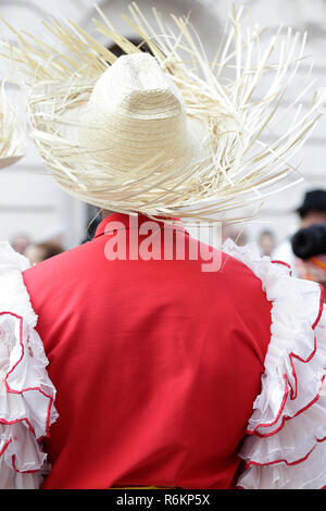 Zurück Blick auf einen jungen Mann, der eine der Tracht von Kuba und einen Strohhut Stockfoto