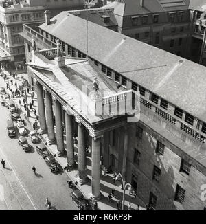 1950, historische, Ansicht von oben auf der Vorderseite des General Post Office (GPO) in der Mitte der O'Connell Street, Dublin, Irland, einem der berühmtesten Gebäude des Landes. Im Jahre 1818 fertiggestellt und im Jahr 1929 wieder aufgebaut, nachdem es war durch einen Brand zerstört, die Front hat eine Ionische Portico in sechs Spalten, und der Letzte der vielen Großen Georgischen öffentliche Gebäude in der Hauptstadt. Stockfoto