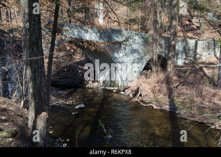 Eine alte Kutsche Straße Brücke mit drei Bögen aus, die über die pocantico Fluss als Teil der Pocantico River Trail. Rockefeller State Park zu bewahren, Stockfoto