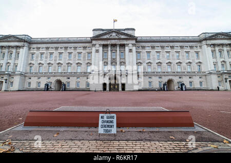 Buckingham Palace auch als Buckingham House, der Heimat der britischen Königin und Zimmer mit dem Victoria Memorial bekannt, in Westminster, London, England, Großbritannien. Stockfoto