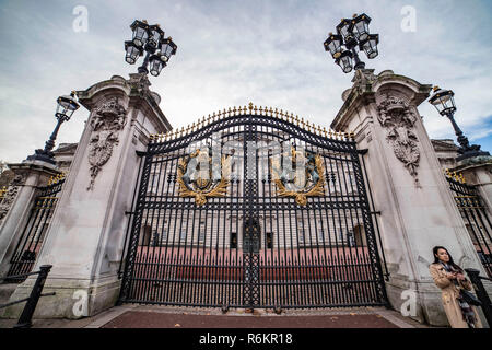 Buckingham Palace auch als Buckingham House, der Heimat der britischen Königin und Zimmer mit dem Victoria Memorial bekannt, in Westminster, London, England, Großbritannien. Stockfoto