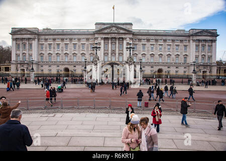 Buckingham Palace auch als Buckingham House, der Heimat der britischen Königin und Zimmer mit dem Victoria Memorial bekannt, in Westminster, London, England, Großbritannien. Stockfoto