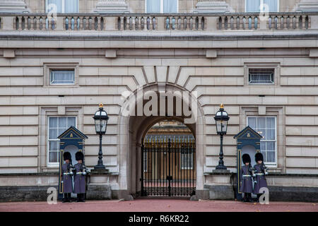 Buckingham Palace auch als Buckingham House, der Heimat der britischen Königin und Zimmer mit dem Victoria Memorial bekannt, in Westminster, London, England, Großbritannien. Stockfoto