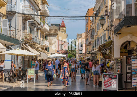 Kerkyra auf der griechischen Insel Korfu in einem überfüllten touristischen Bereich. Stockfoto