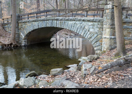 Eine alte Kutsche Straße Brücke überqueren der Pocantico River entlang der Pocantico River Trail. Rockefeller State Park, New York Stockfoto