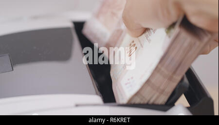 Geld Counter zählt Papier Geld Stockfoto