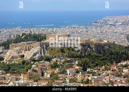 Athen, Griechenland - Mai 02: Antenne Stadtbild von Athen am 02.Mai 2015. Akropolis UNESCO Weltkulturerbe und die Stadt vom Berg Lycabettus in Athen, Gr Stockfoto