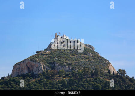 Athen, Griechenland - Mai 03: Mount Lycabettus in Athen am 03.Mai 2015. Mount Lycabettos 300 Meter hohen Hügel aus Kalkstein mit Kapelle von St. George auf der Oberseite Stockfoto