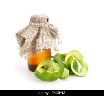 Limes Peel mit ätherischen Öl. Isoliert. Stockfoto